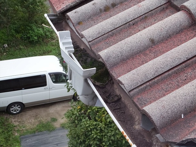 雨樋に泥が詰まっている